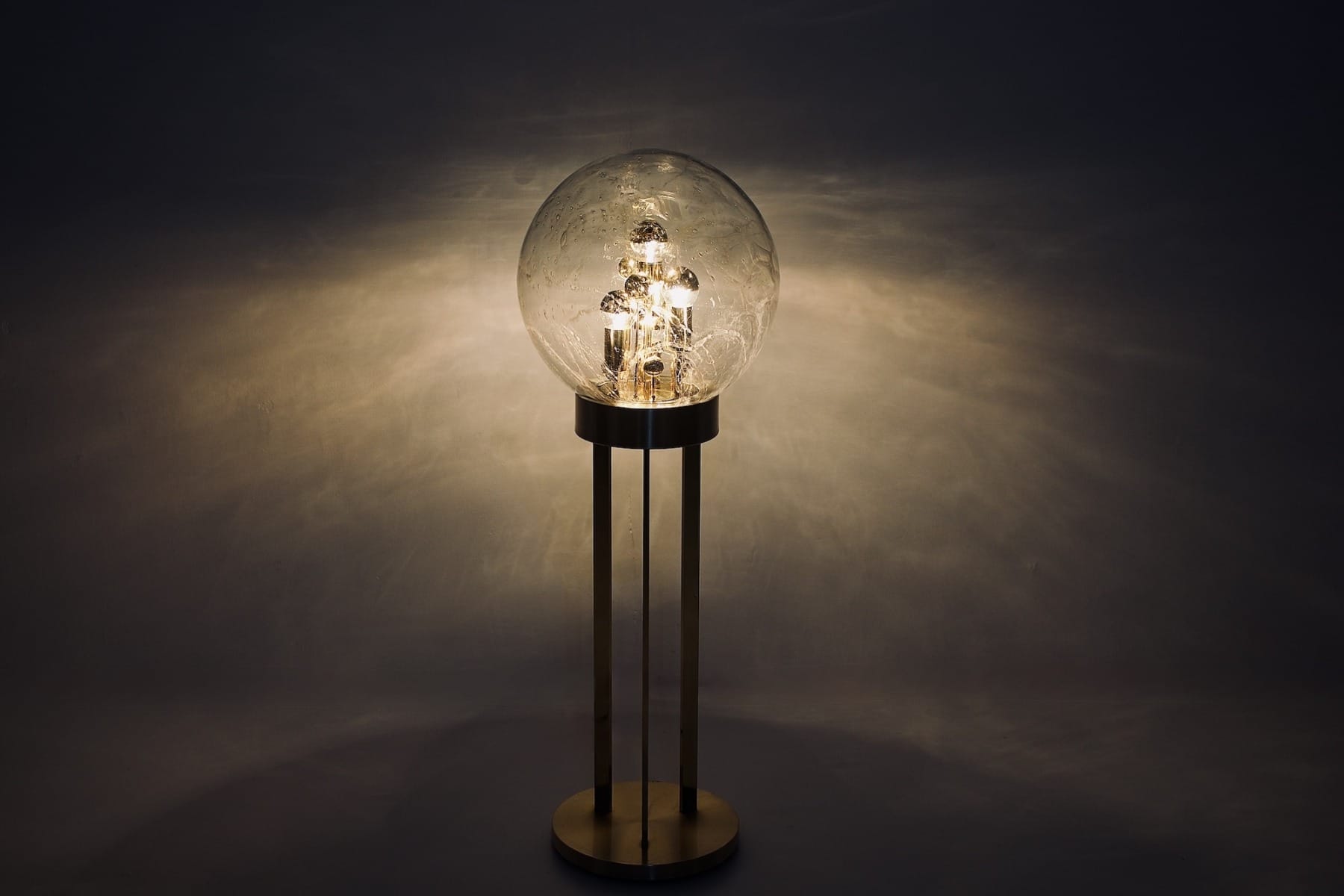 Le halo lumineux éclairant un mur lorsque la lampe des années 70 est allumée