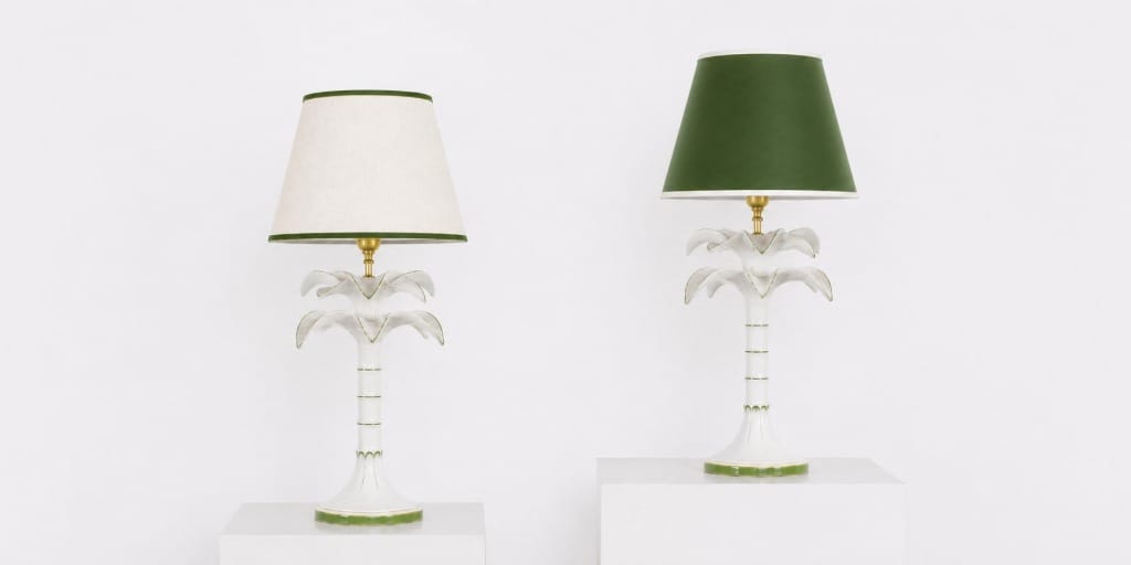 deux lampes palmier attribuées à Tommaso Barbi avec u n abat jour vert et blanc