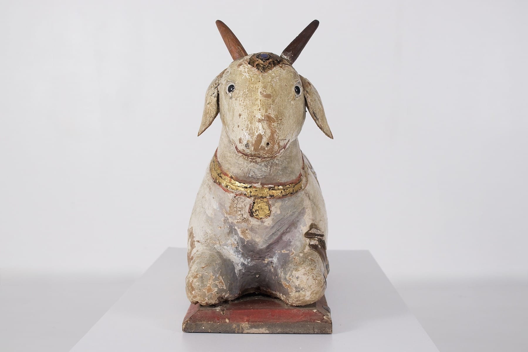 Chèvre sacrée en bois polychrome Inde, vue de face