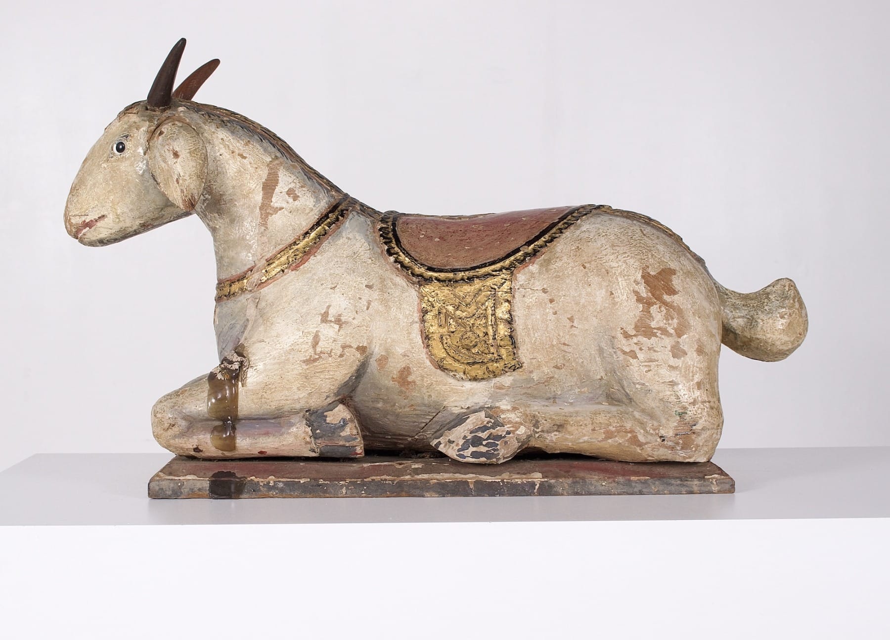 Sculpture de chèvre harnachée en bois polychrome, Inde