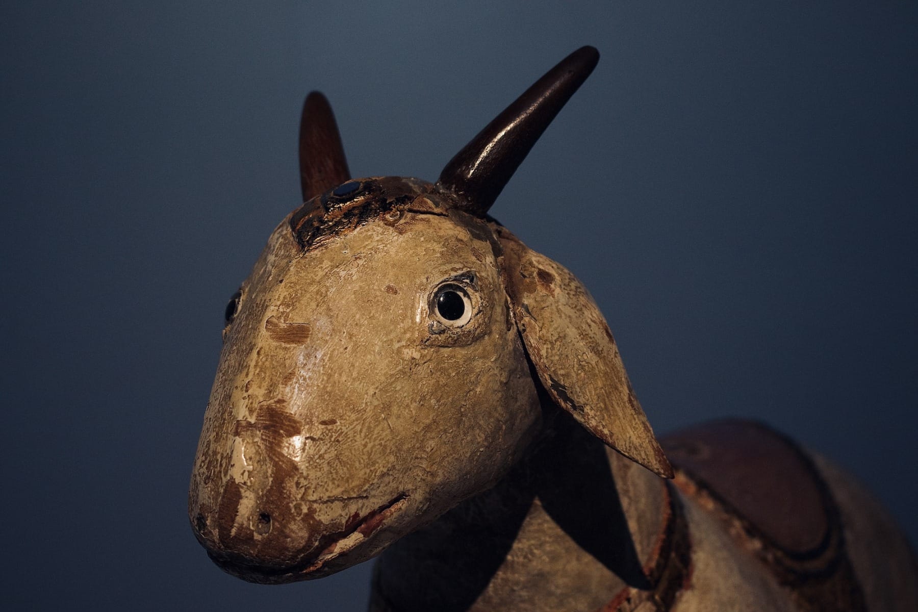 Bouc en bois polychrome associé aux traditions religieuses hindoues