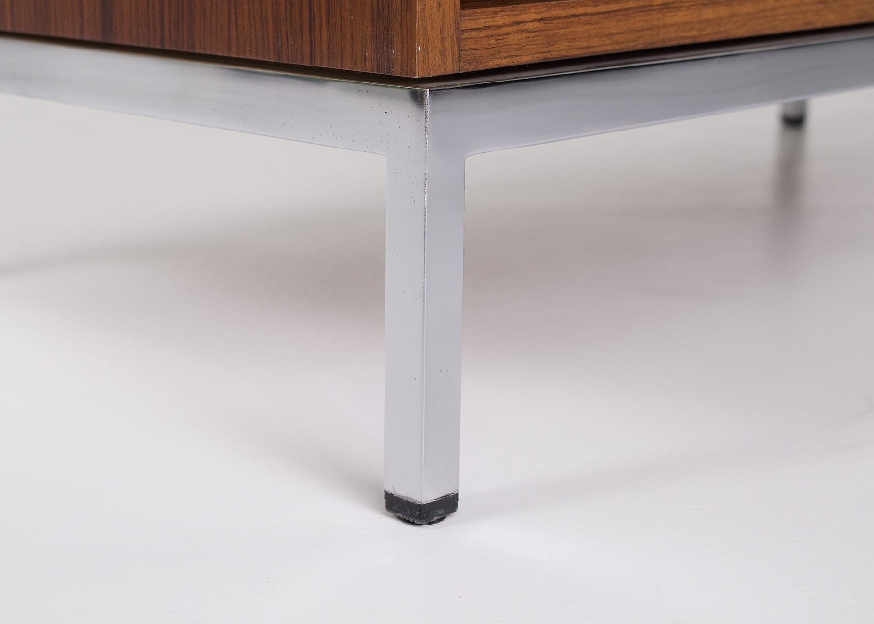 détail d'un pied en acier chromé sur un buffet vintage de Knoll International