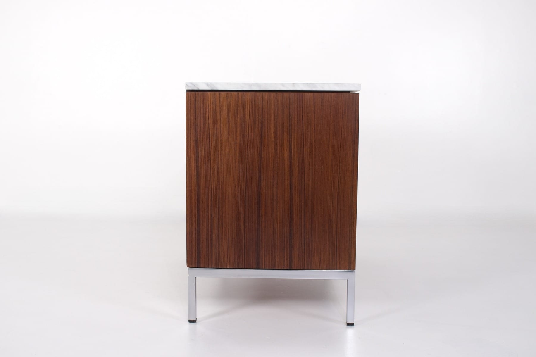 Profil d'un meuble de rangement bad modernsite Knoll