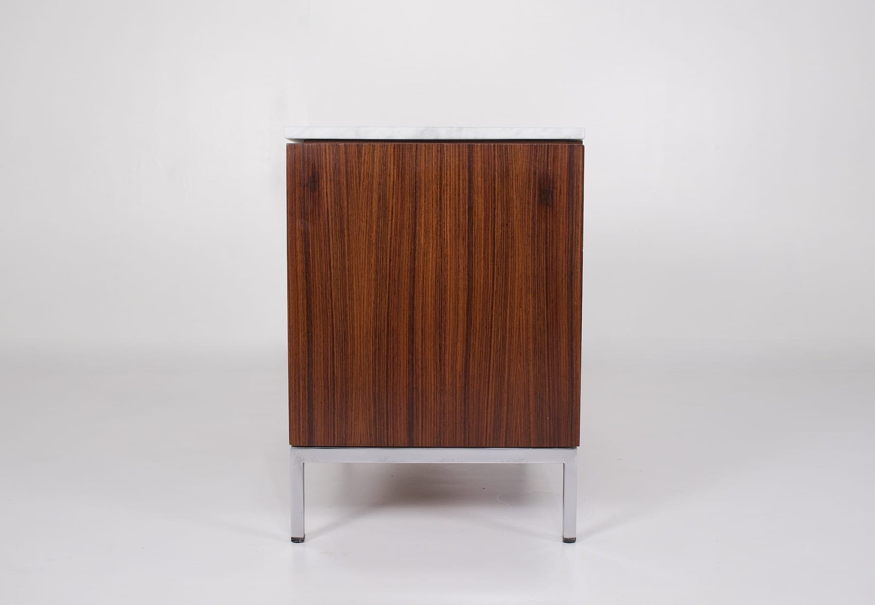 profil d'un petit meuble d'appui Knoll des années 60