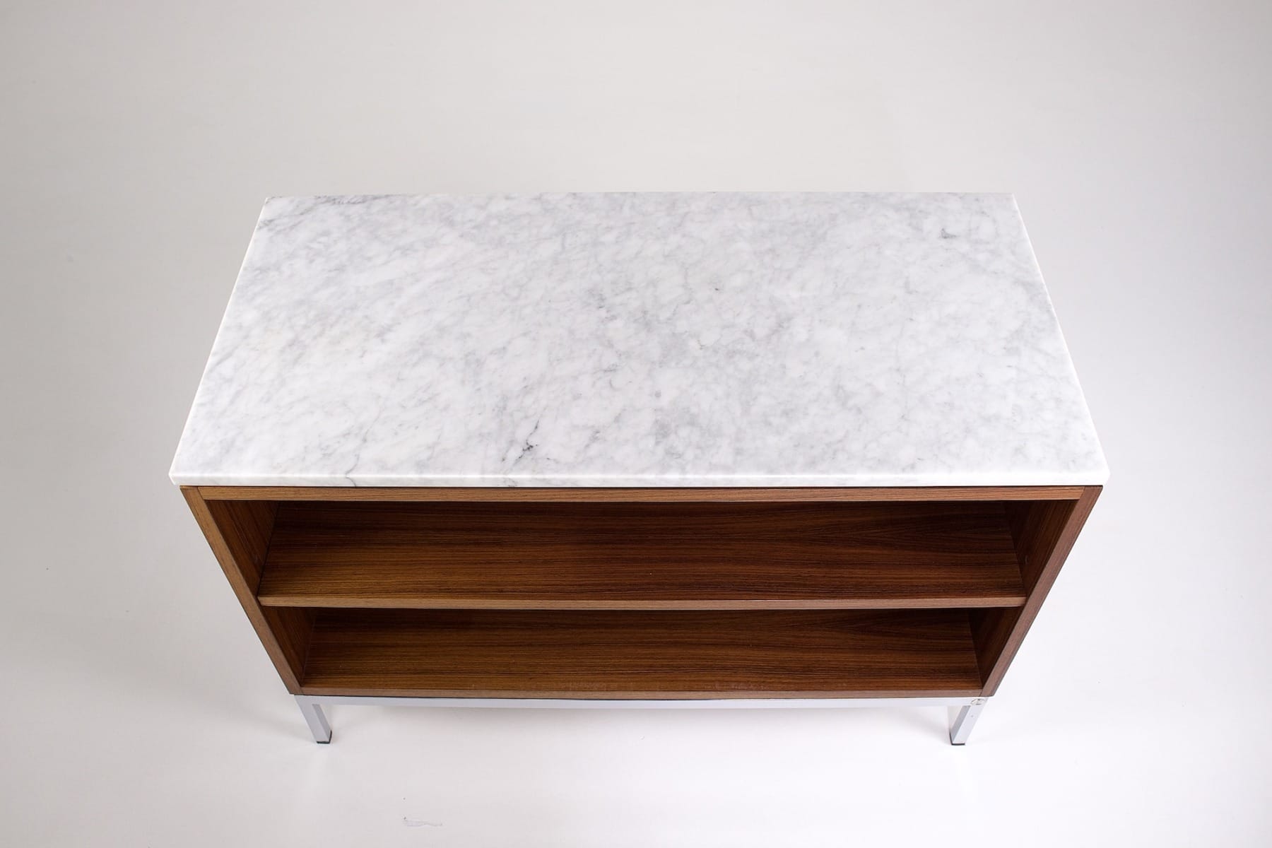 Gro splan sur la tablette en marbre du buffet bas en palissandre de Florence Knoll