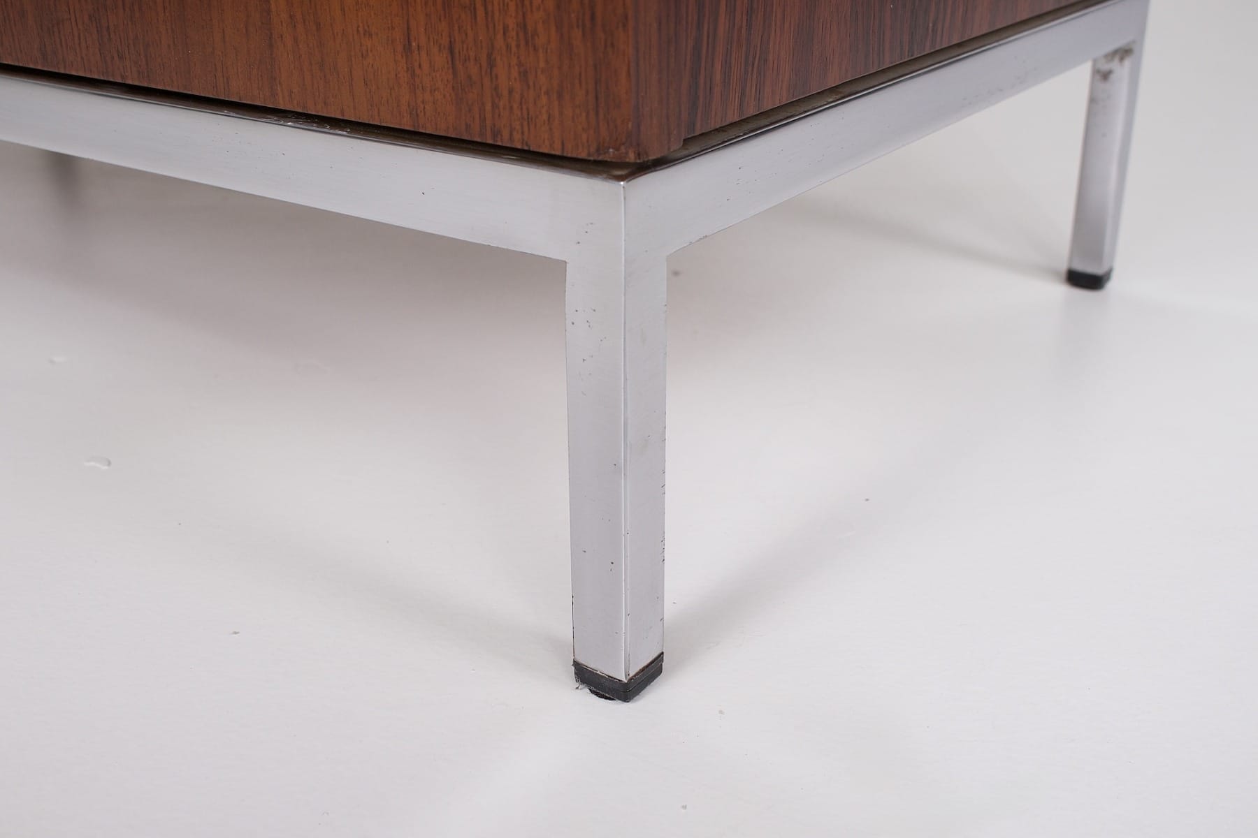détail du pied en acier chromé du petit meuble bas Knoll International