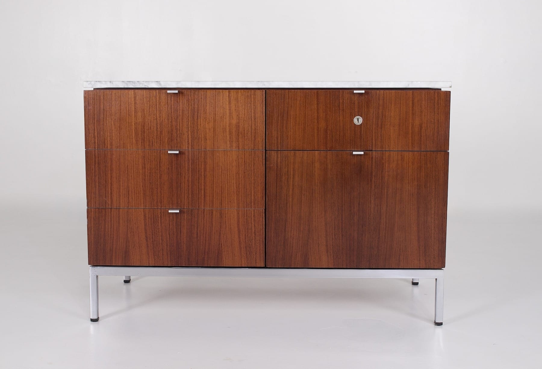Façade du petit meible bas en bois et acier de FLorence Knoll, années 60