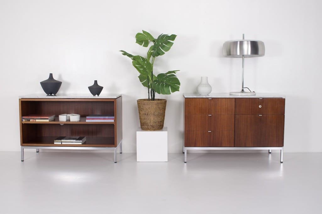 Deux petits Buffet Knoll années 60 avec d"coration et revues