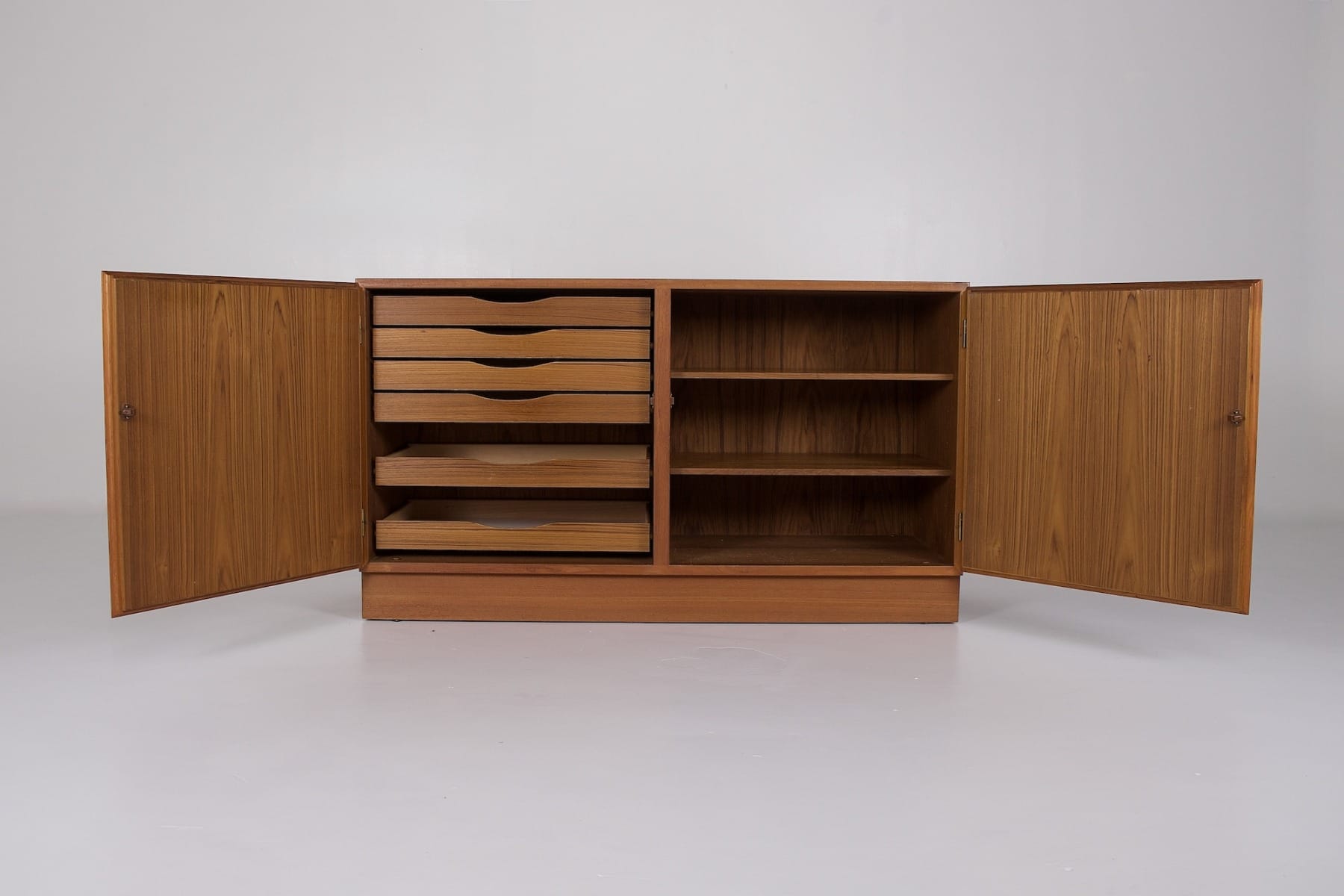 Buffet ou commode à portes vu ouvert, travail des années 60 par Omann Jun