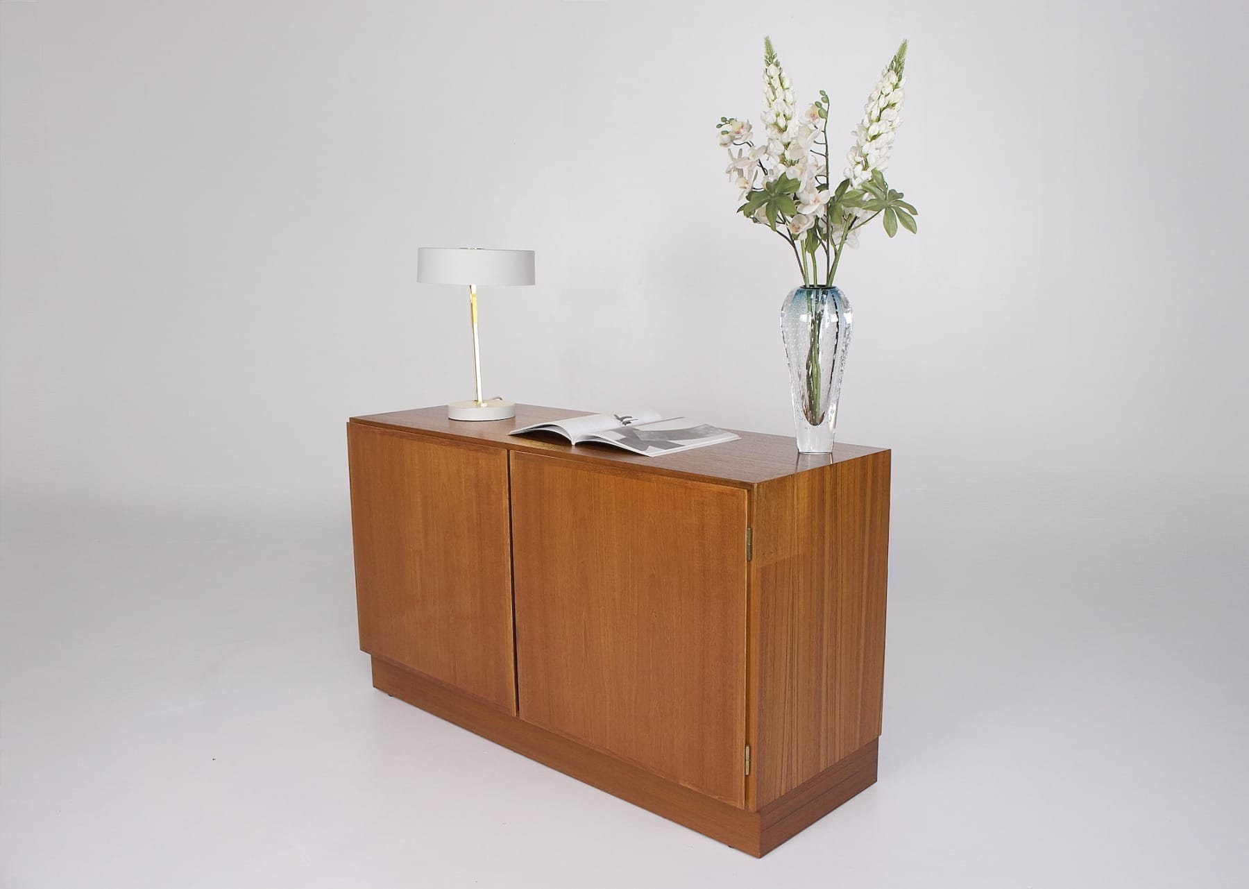 buffet ou commode danoise années 60 70 vu avec lampe vintage, vase et revue