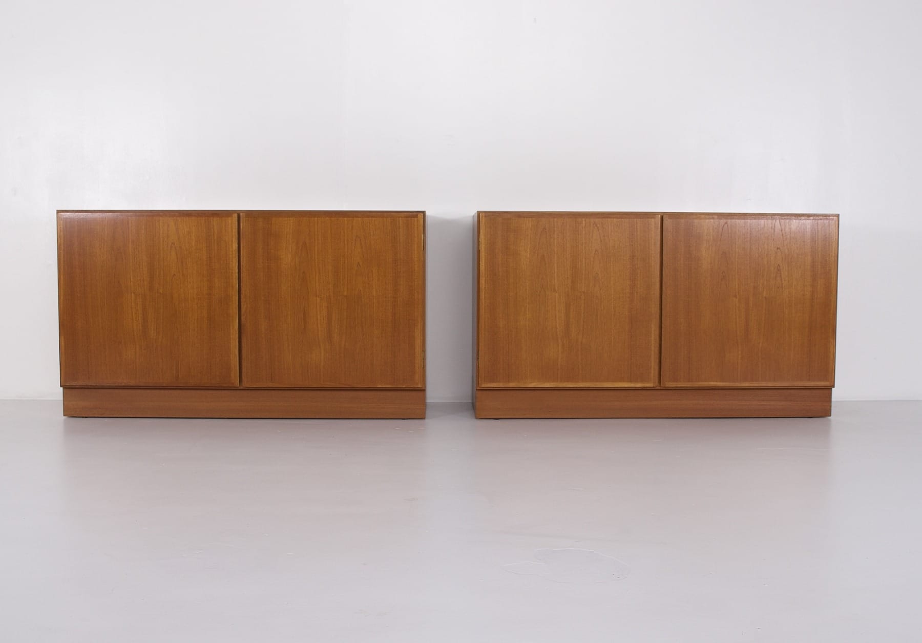 Deux buffet à portes du Danemark par Omann Jun en teck