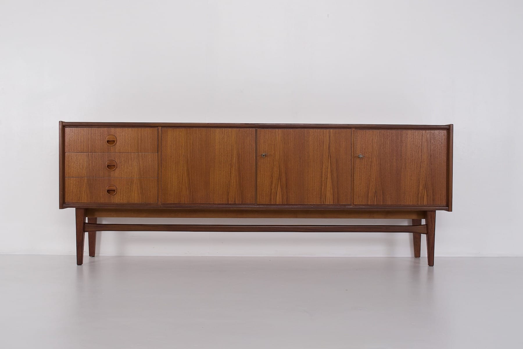 Scandinavian-style sideboard from the 1960s with 3 doors and 3 drawers.