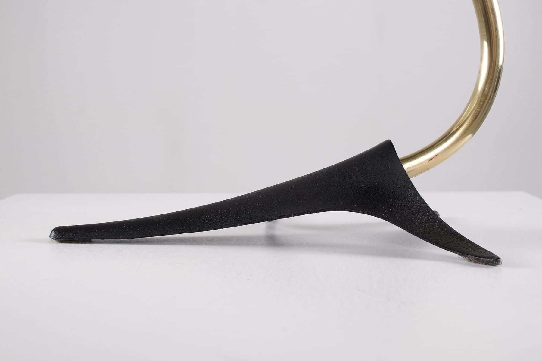Schwarzer Aluminium-Dreifuß einer Diabolo Casack Lampe