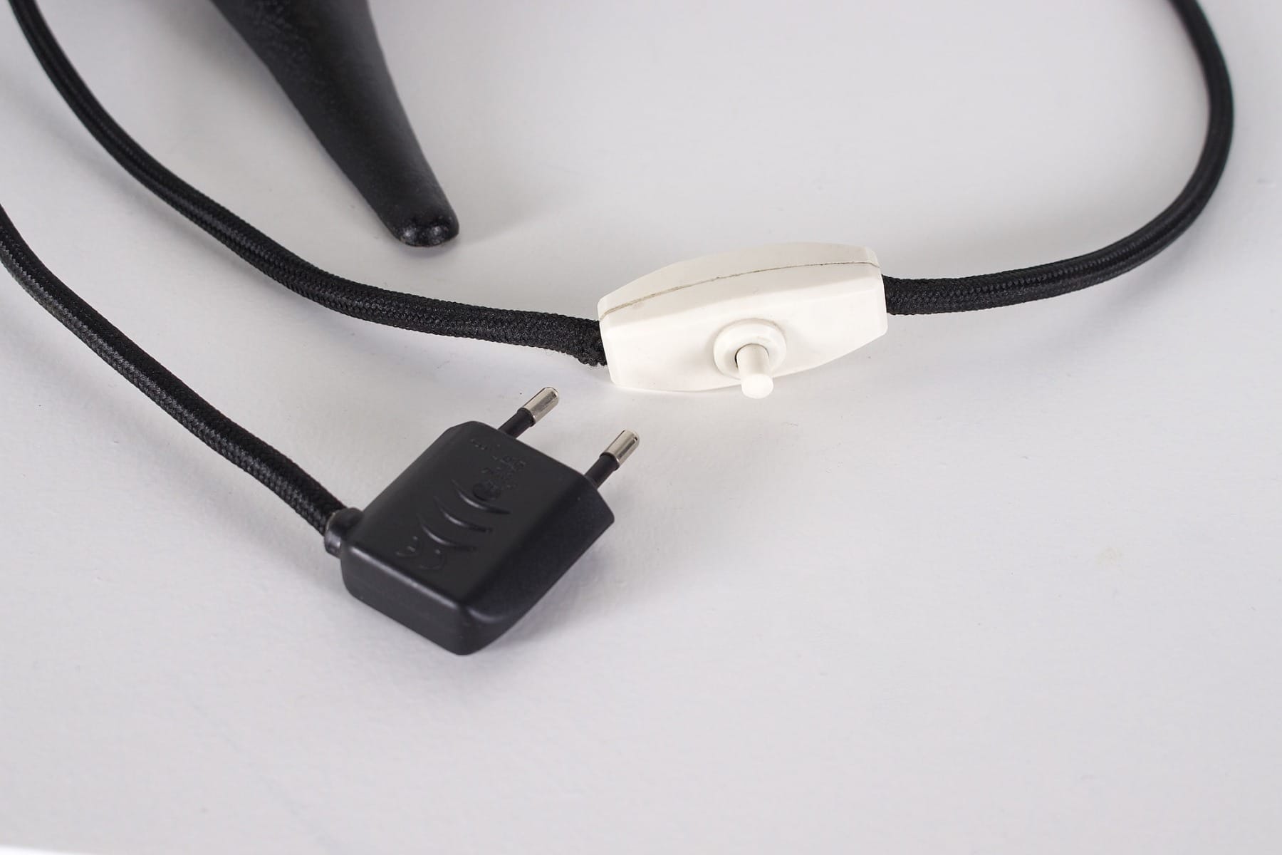 neue Verkabelung und elektrischer Stecker in unserer Restaurierungswerkstatt ersetzt