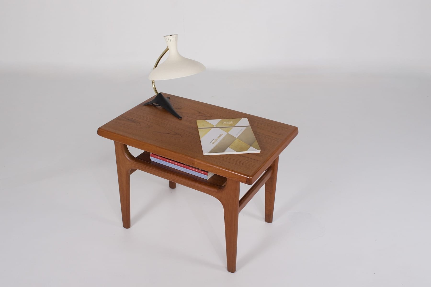 Vintage Cosack Lampe auf Couchtisch und Zeitschrift
