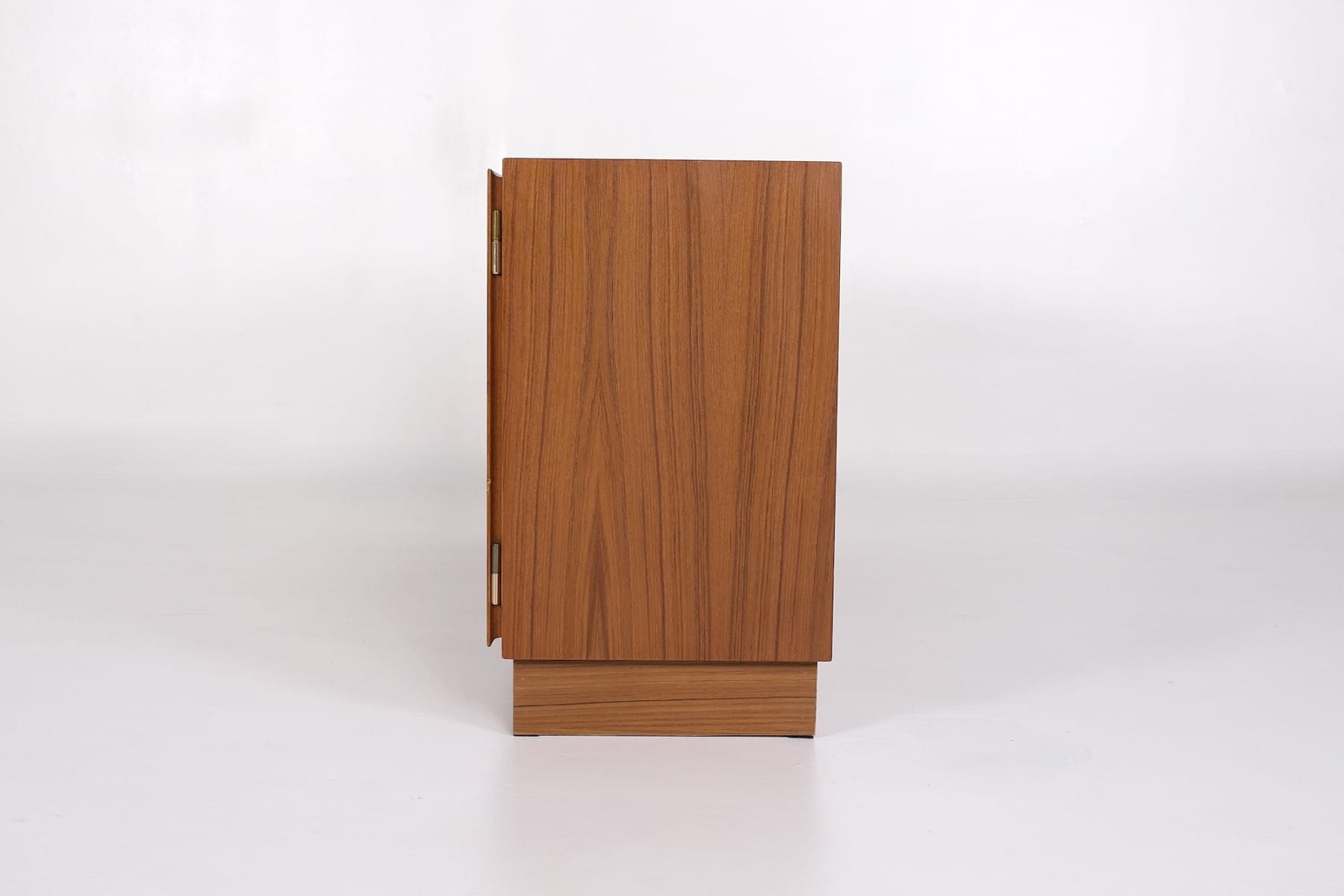 profil du meuble scandinave vintage en teck