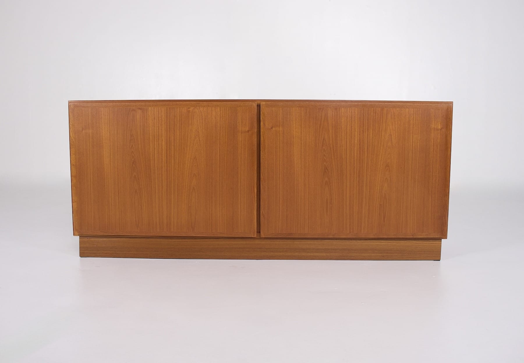 Portes fermées d'un meuble de salon scandinave des années 60 70