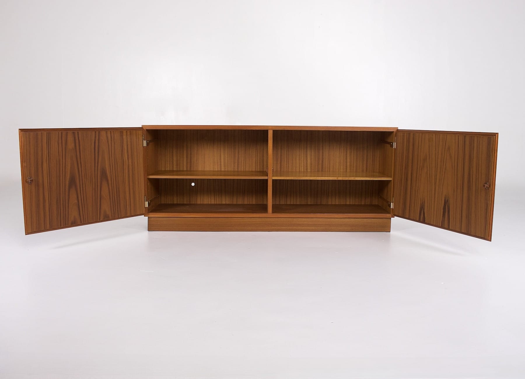 buffet scandinave très bas avec compartiments de rangement