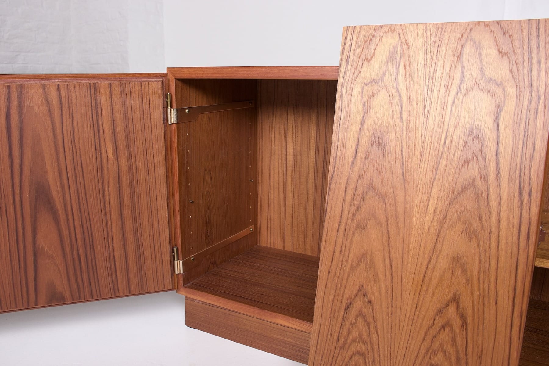 Intérieur d'un petit meuble de rangement danois Omann Jun avec planche amovible