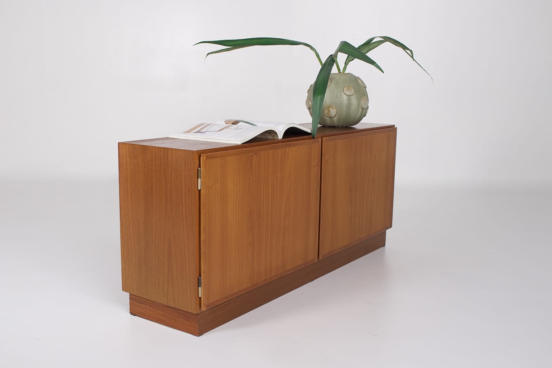 Loboard en teck scandinave avec vae et revue par Oman Junn, années 70