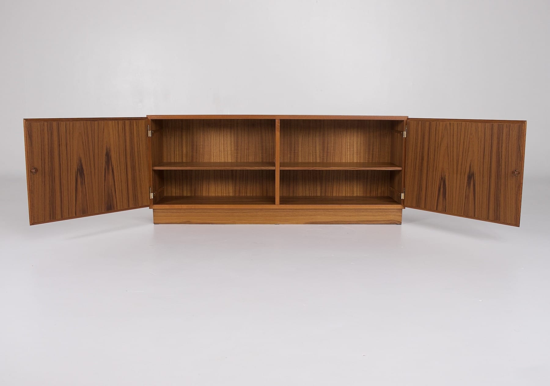 compartiments de rangement dans un lowboard scandinave des années 60 70
