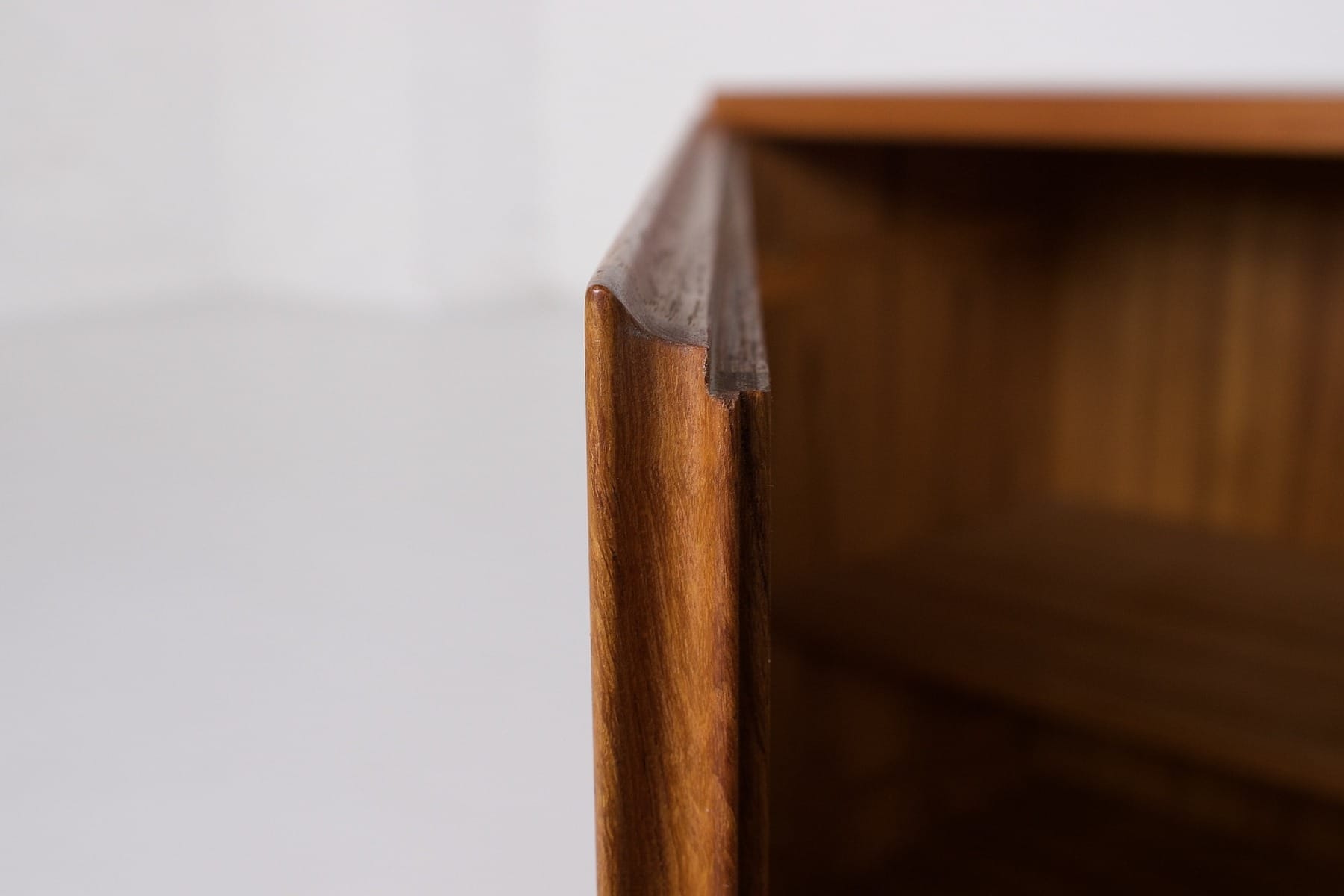 profil en doucine sur la porte du buffet du Danemark