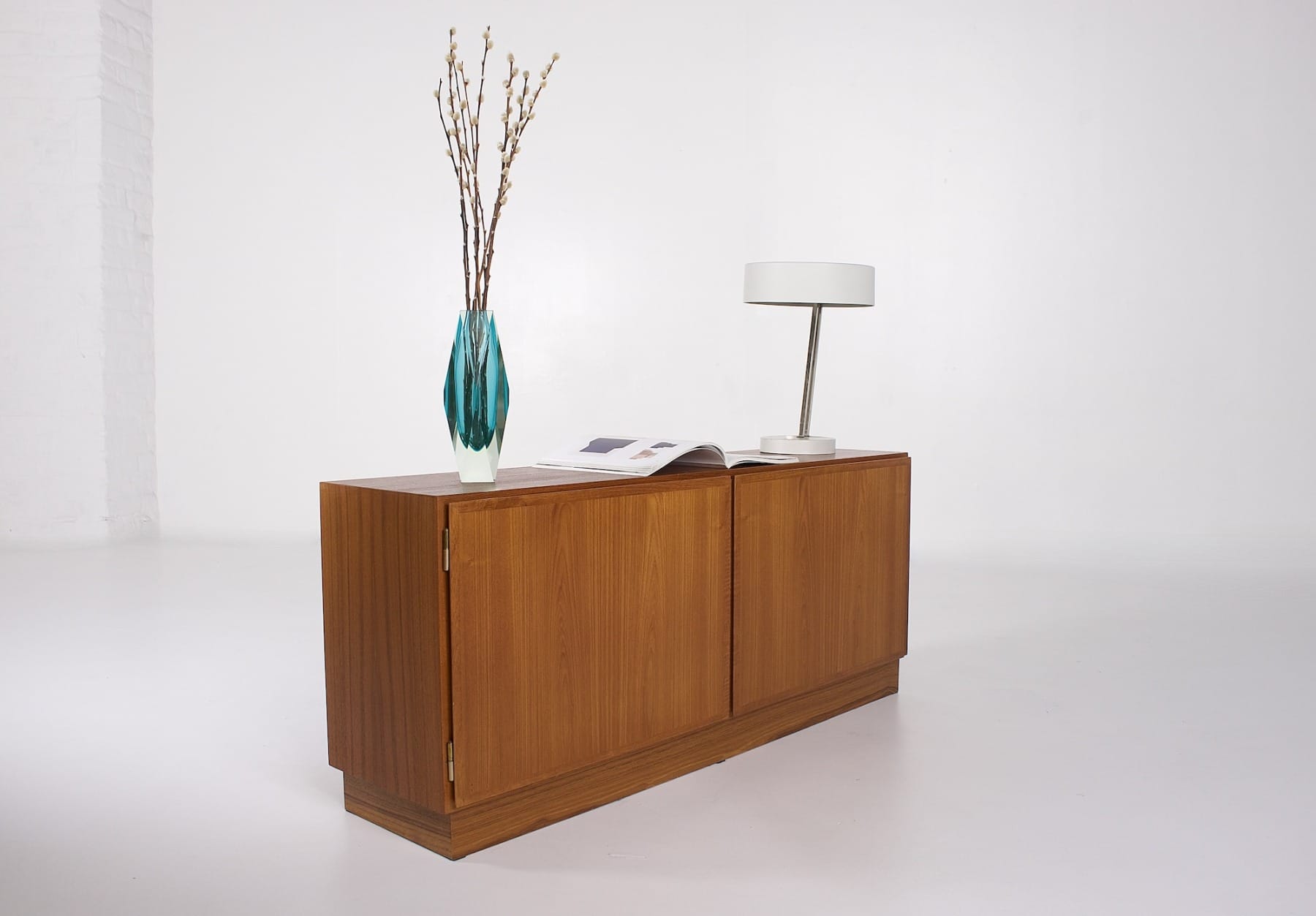 Petit buffet danois en teck des années 60 70 avec lampe, vase et revue