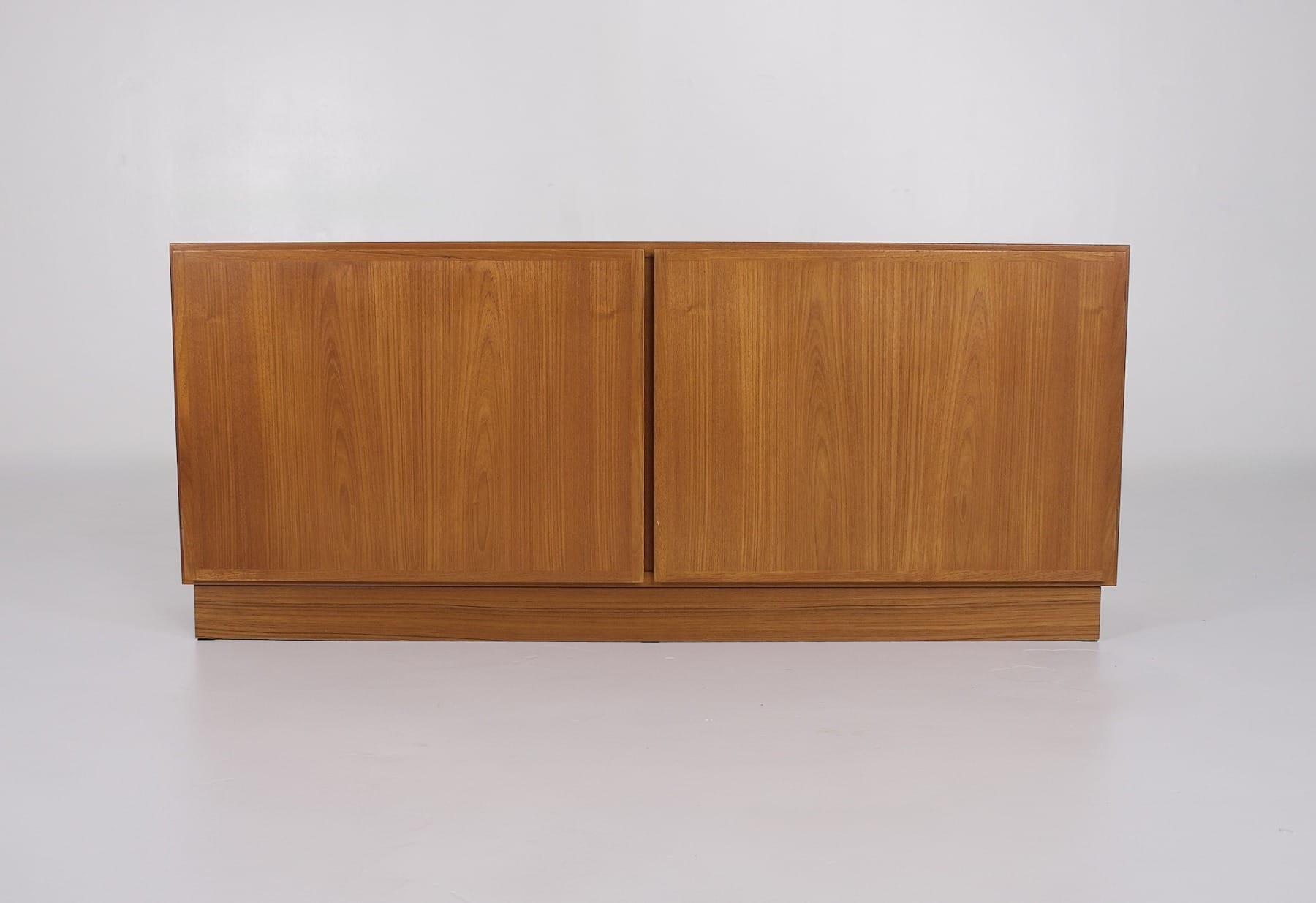 buffet bas deu portes en teck des années 60 70 vu de face et fermé