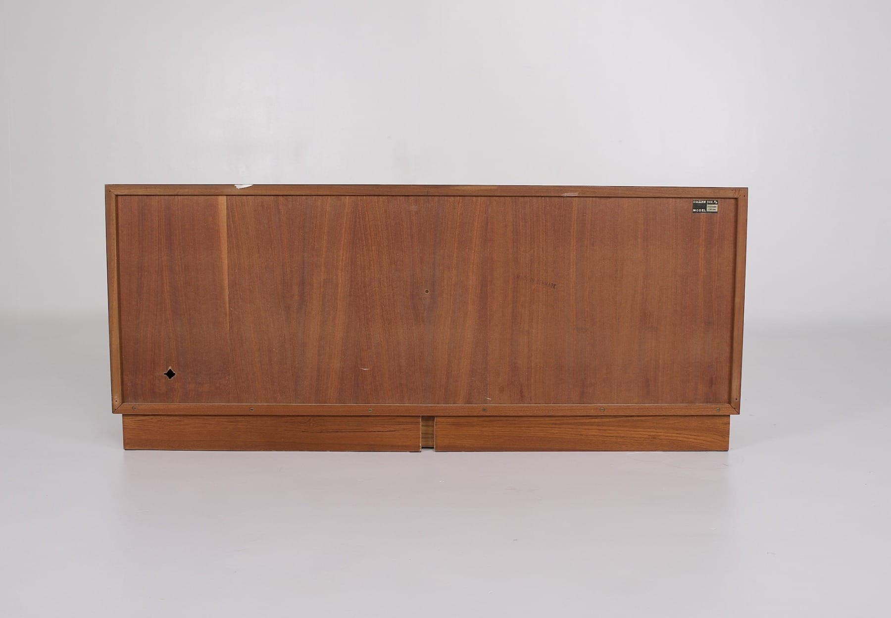 meuble bas des années 70 de style scandinave vu de dos