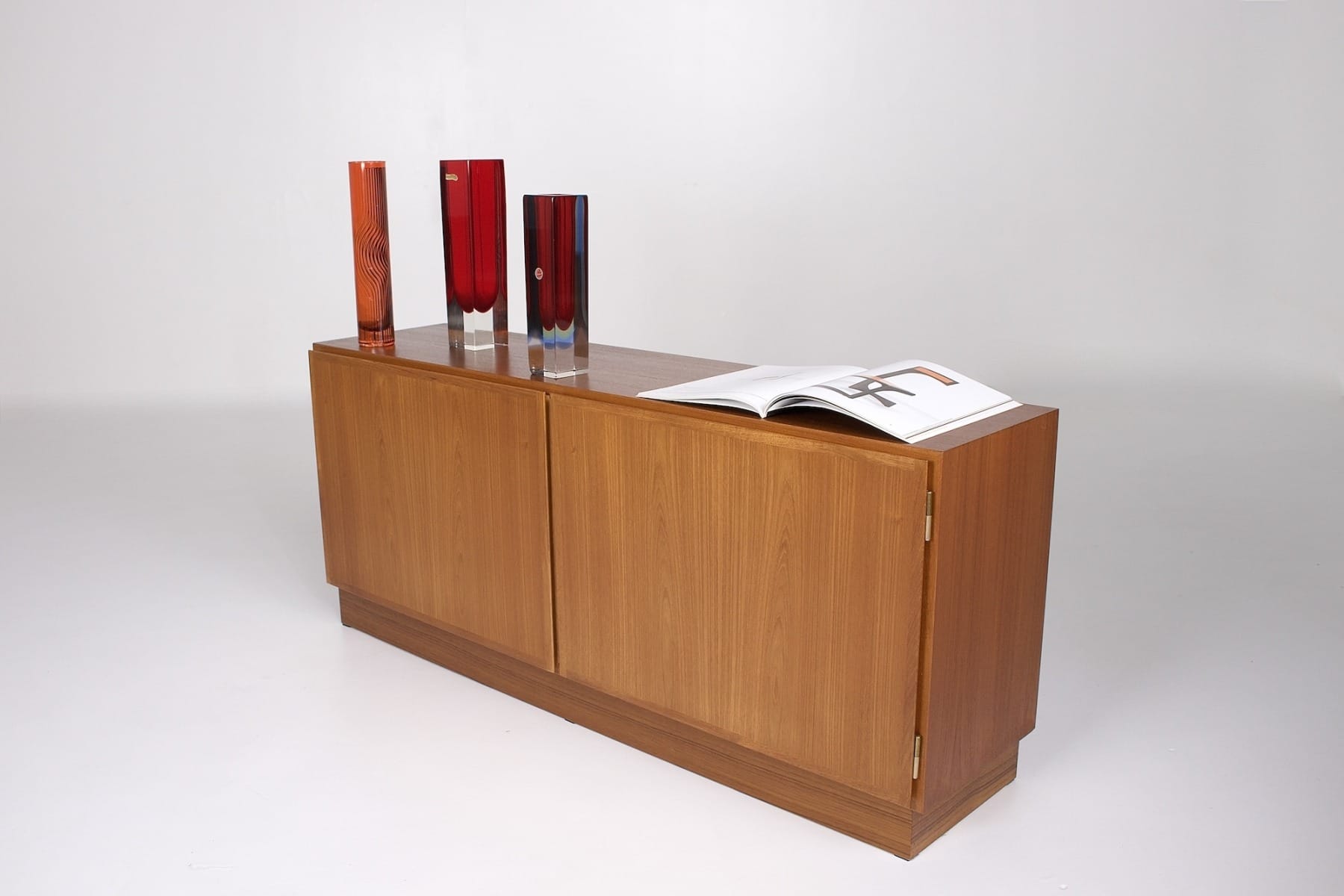 meuble de salon danois avec cvases rouges et revues