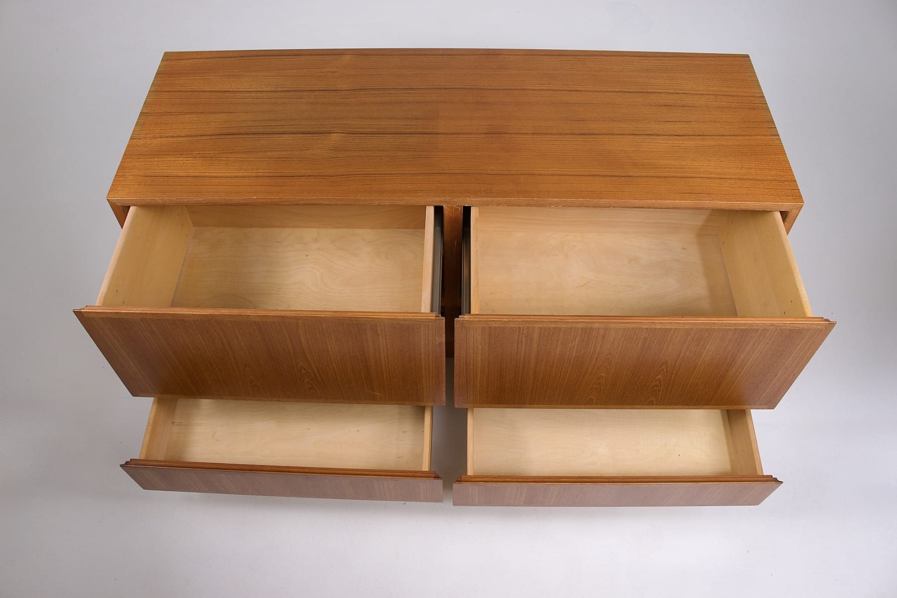 intérieur de tiroirs très propres sur un peit meuble design scandinave des années 70