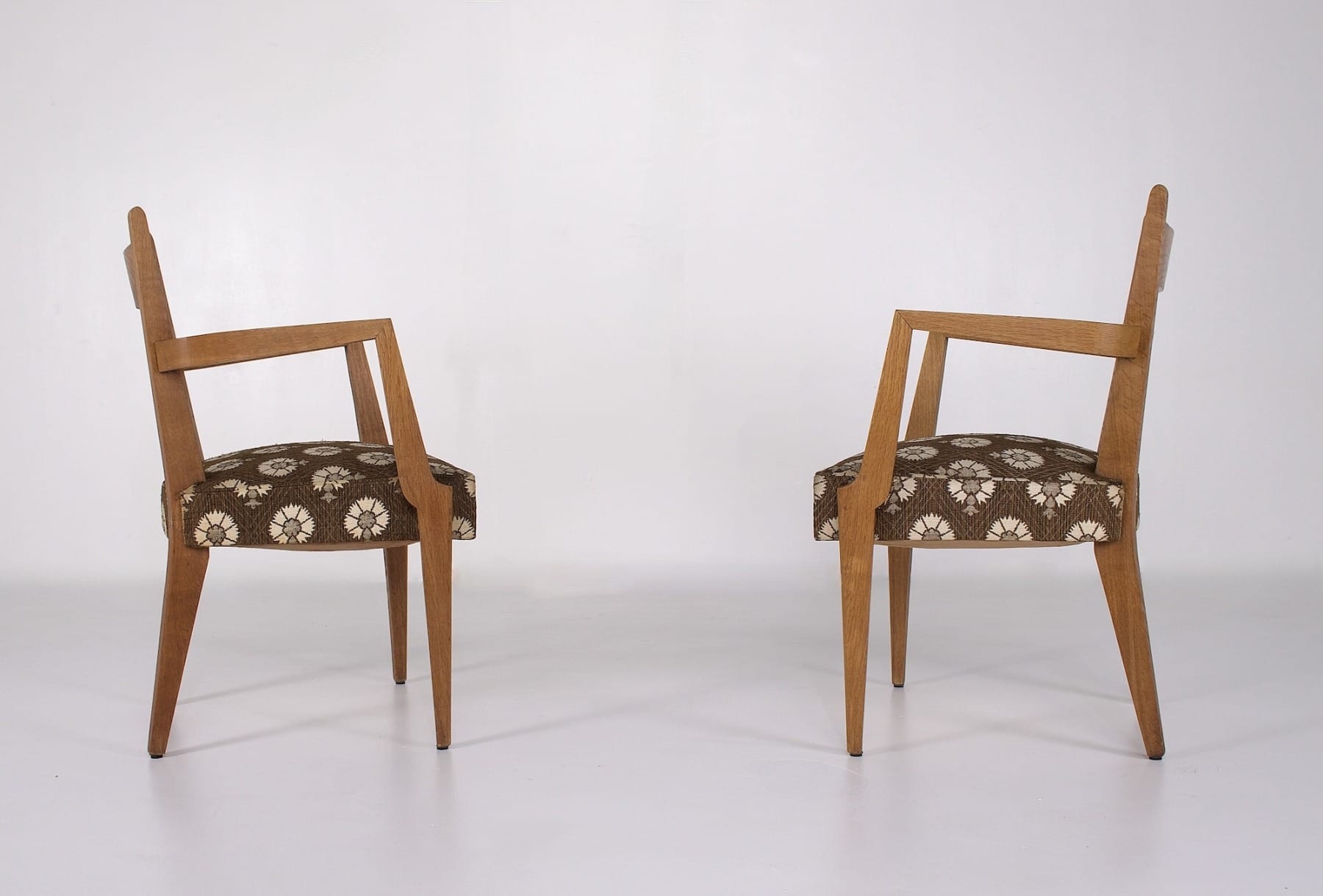 Paire de fauteuils en chêne blond par René Jean Caillete avec tissu d'origine fin. 1950 début 1950