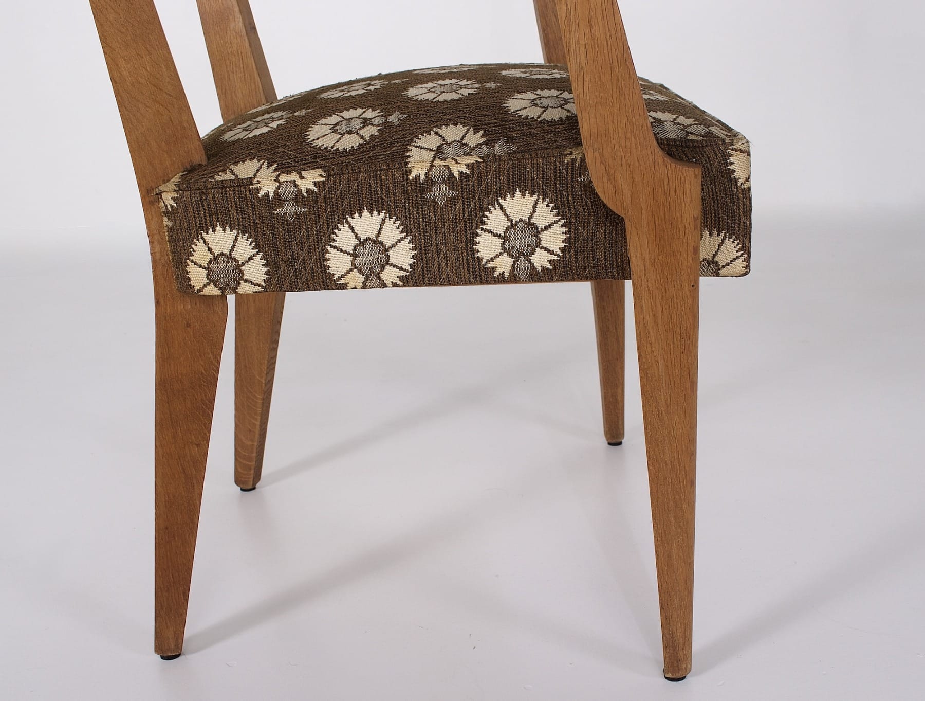 détail du pid avant d'un fauteuil années 40 50