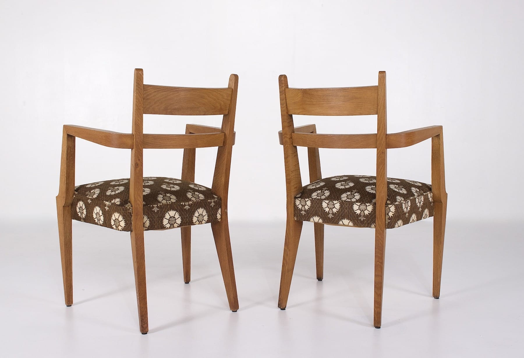 deux chaises a accotoirs des années 50 par René jean caillete, chêne blond et tissus marron à fleurs d'époque