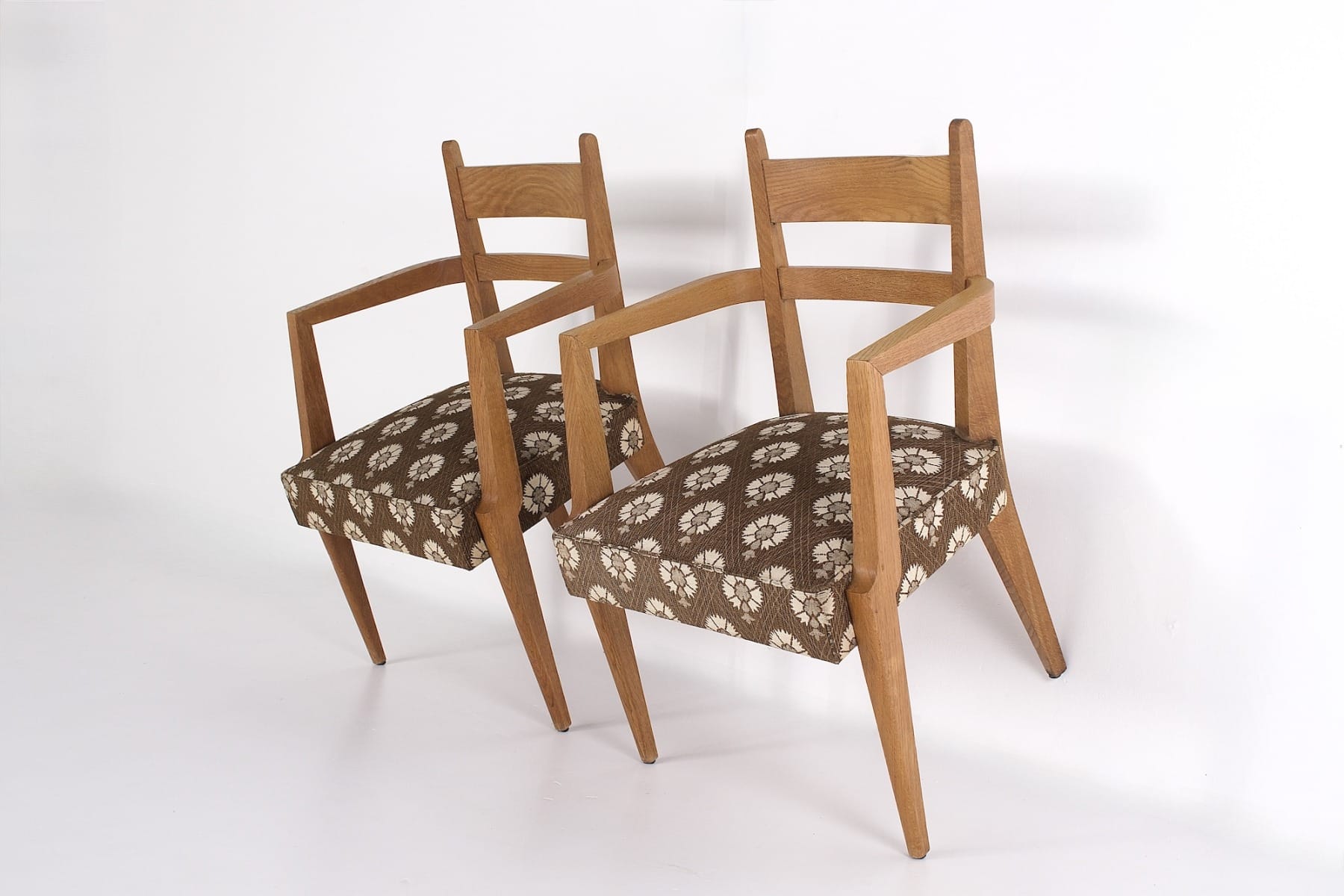 vue de profil des fauteuils en chêne blond de Caillette