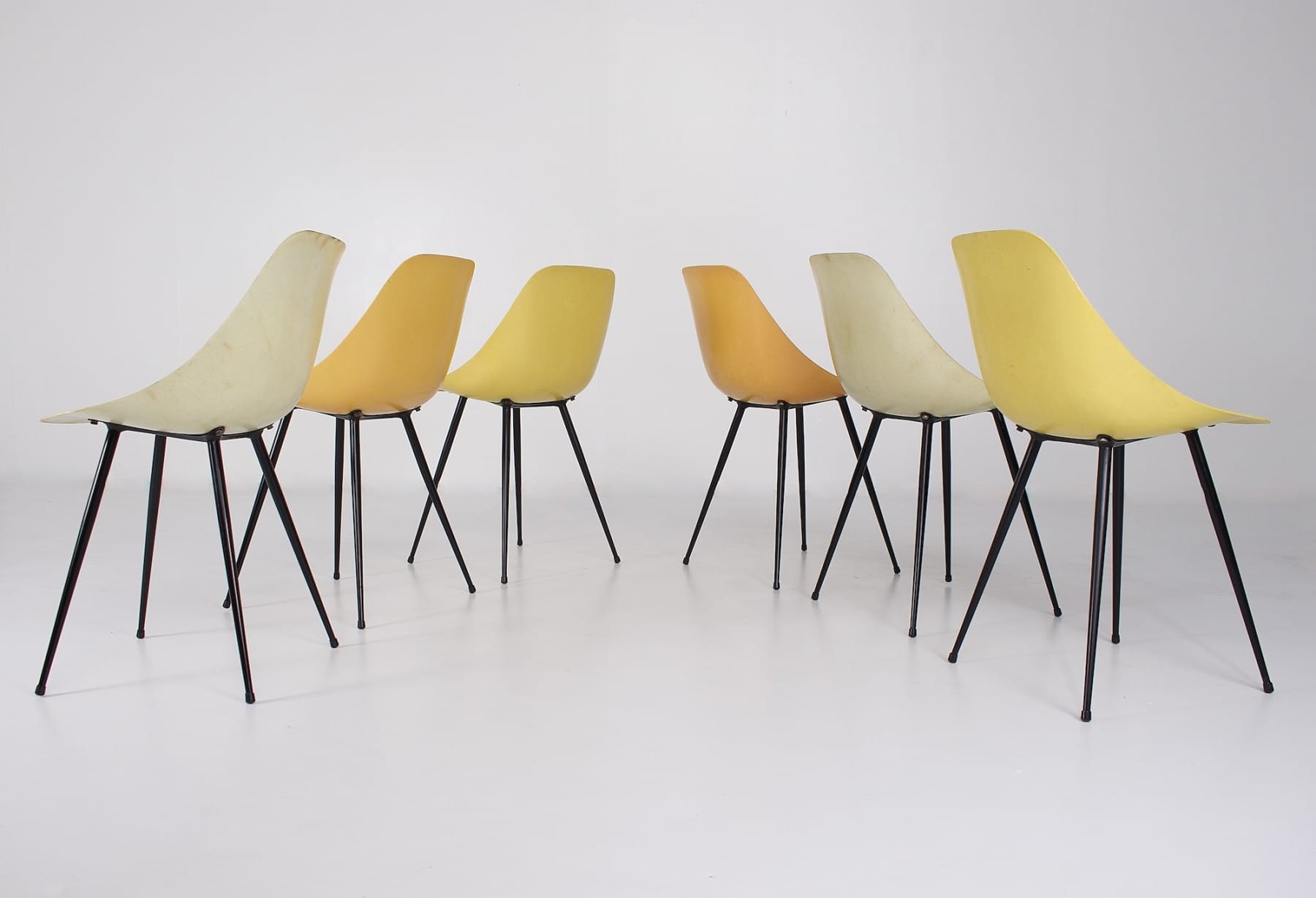 6 chaises en fibre de verre des années 50, design français édité par Steiner