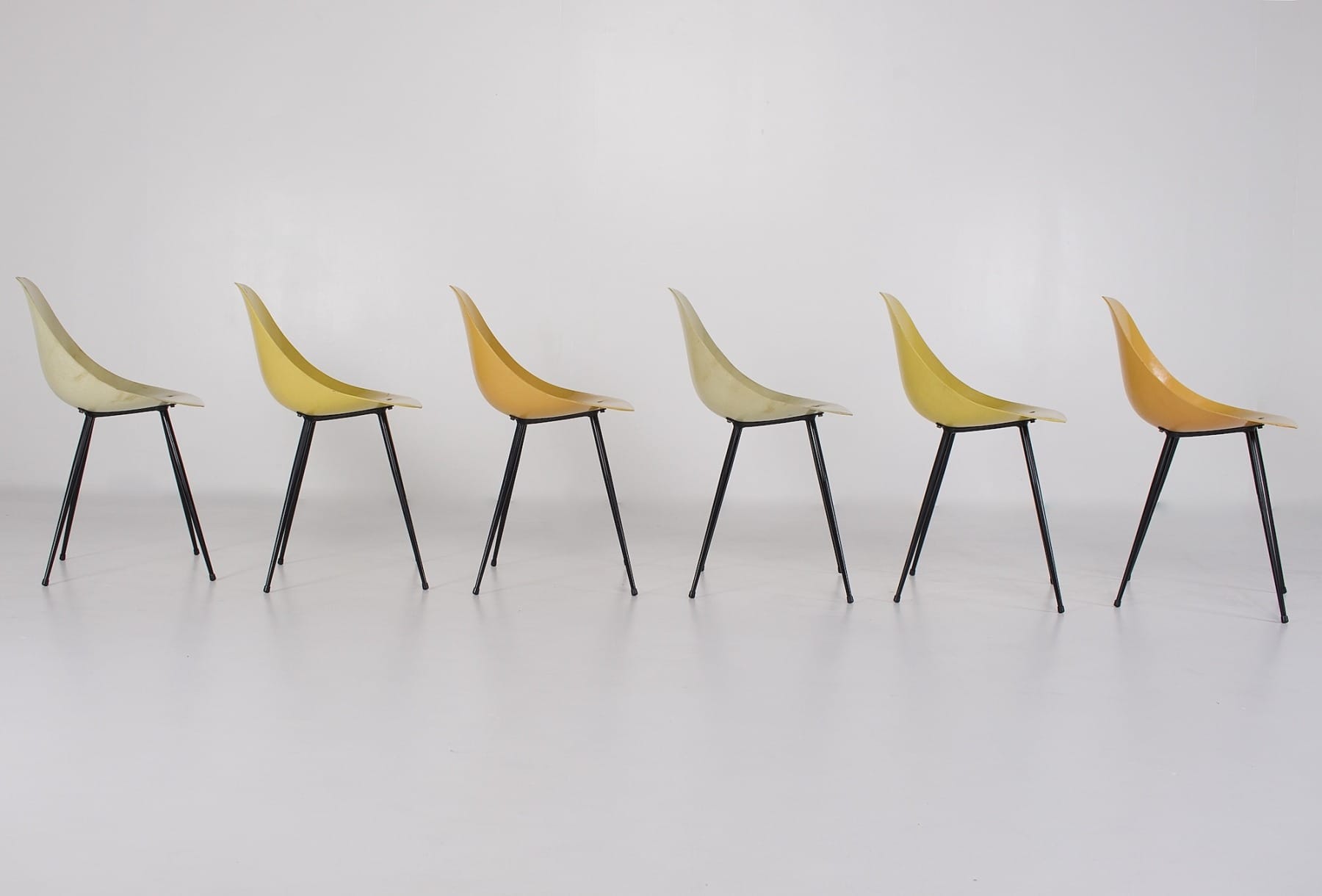 Chaises de René-Jean Caillette vues de profil