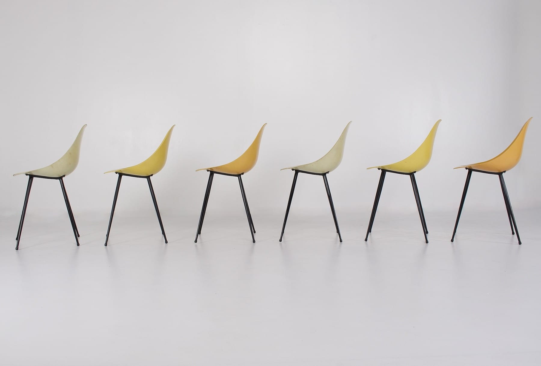 Chaises Coccinelle de René-Jean Caillette vues de profil