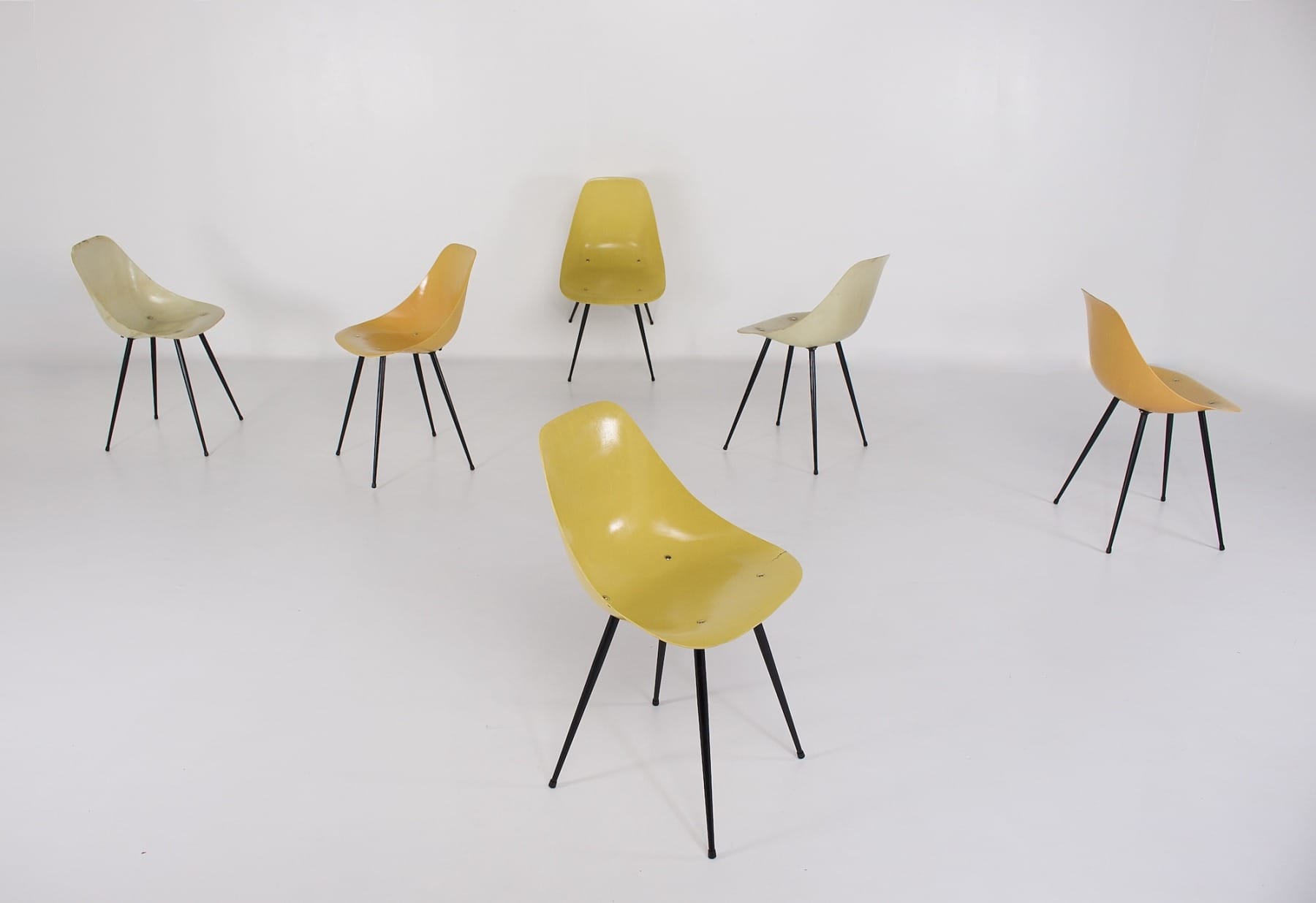 3 paires de chaises Coccinelle blanc, pêche, jaune