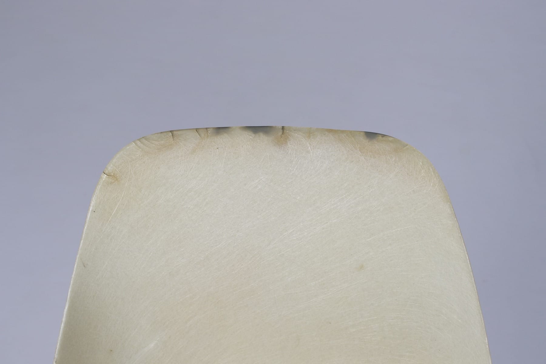 usure sur le dossier de la chaise vintage en fibre de verre