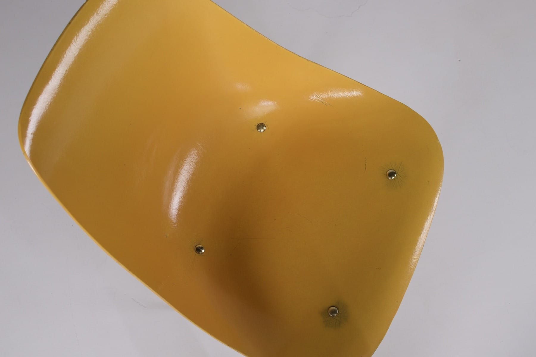 Une assise en fibre de verre d'une chaise années 50