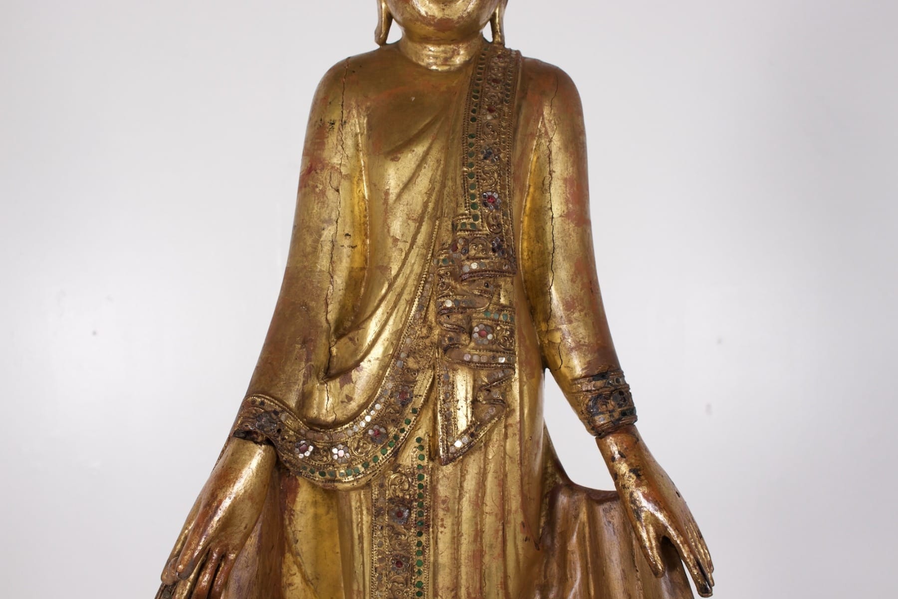 buste et drapé d'une ancienne statue en bois birmane de Bouddha