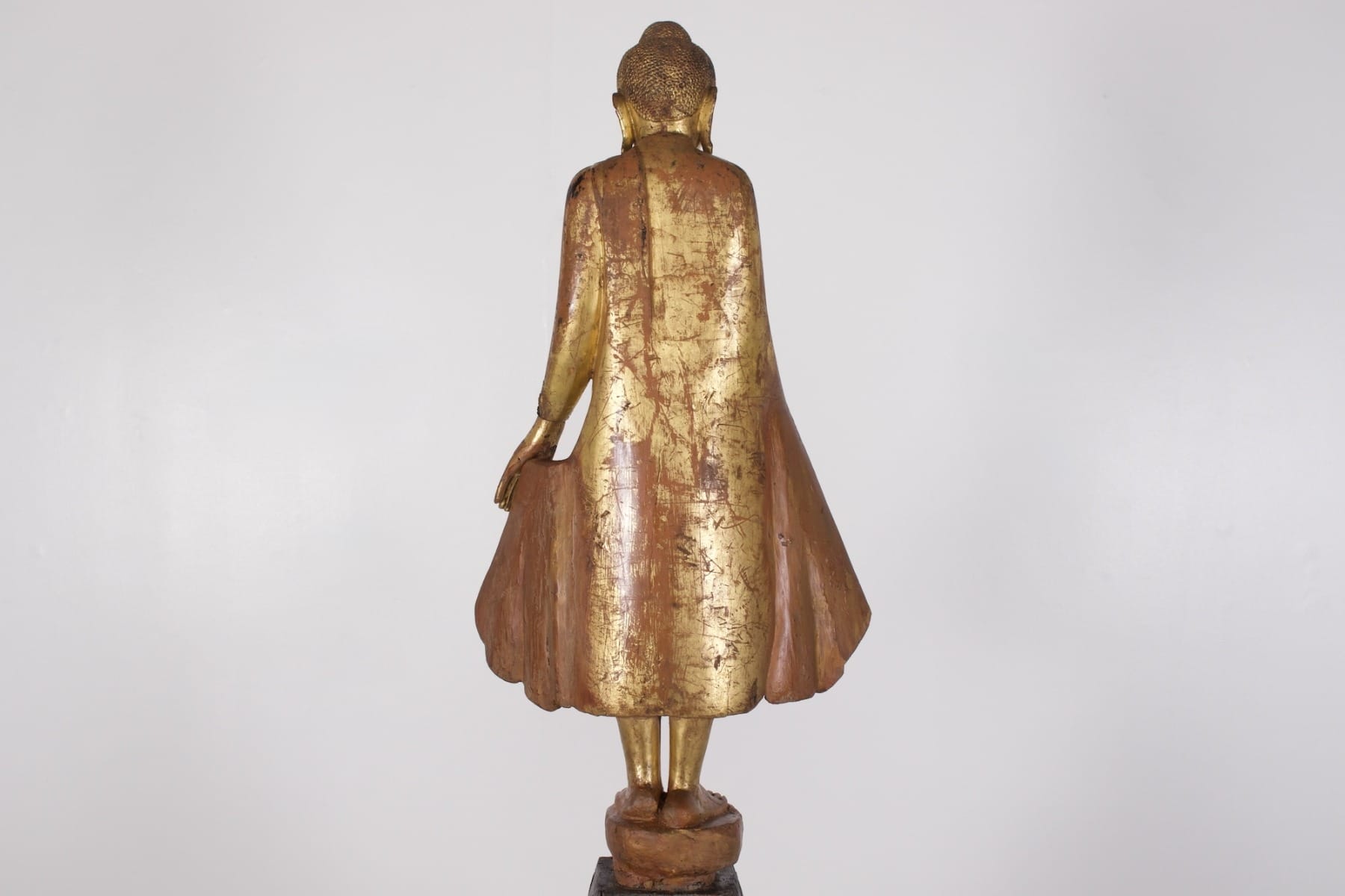 sculpture religieuse d'Asie du Sud Est en bois doré vue de dos