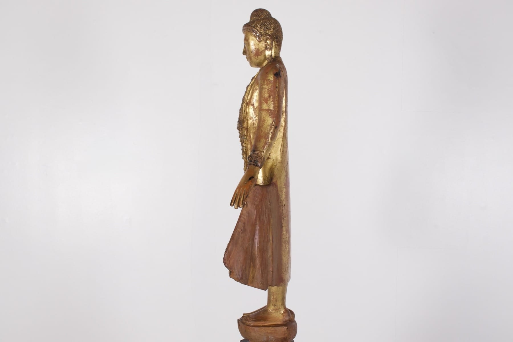 Profil d'une statue bouddhique en bois doré de l'Asie du Sud Est