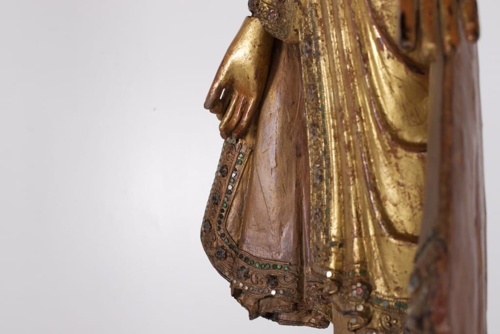 détail de la draperie de la robe monastique en bois doré