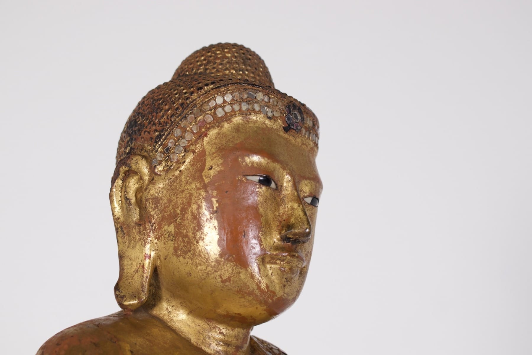 Expression méditative incarnée d'une ancienne statue de Bouddha en bois laqué et doré provenant de Birmanie, collection Claude de Marteau