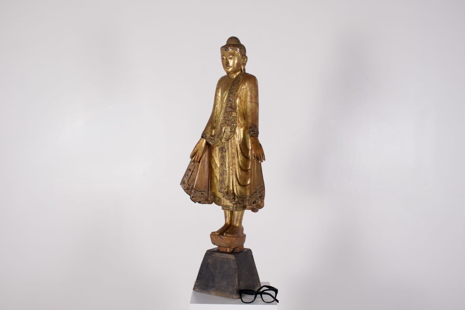 dimansion de la statue de Bouddha Shakyamuni tenant un myrobolan par rapport à une paire de lunettes