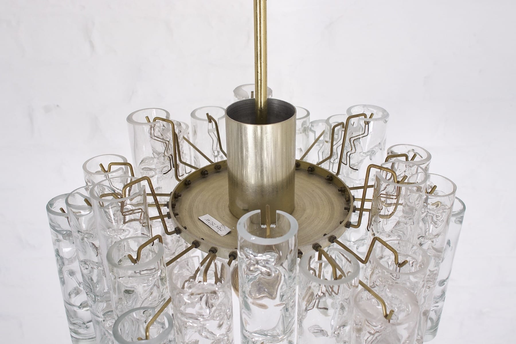 le dessus de la lampe suspendue des années 70 avec ses 24 bras tenant chacun un tube de verre