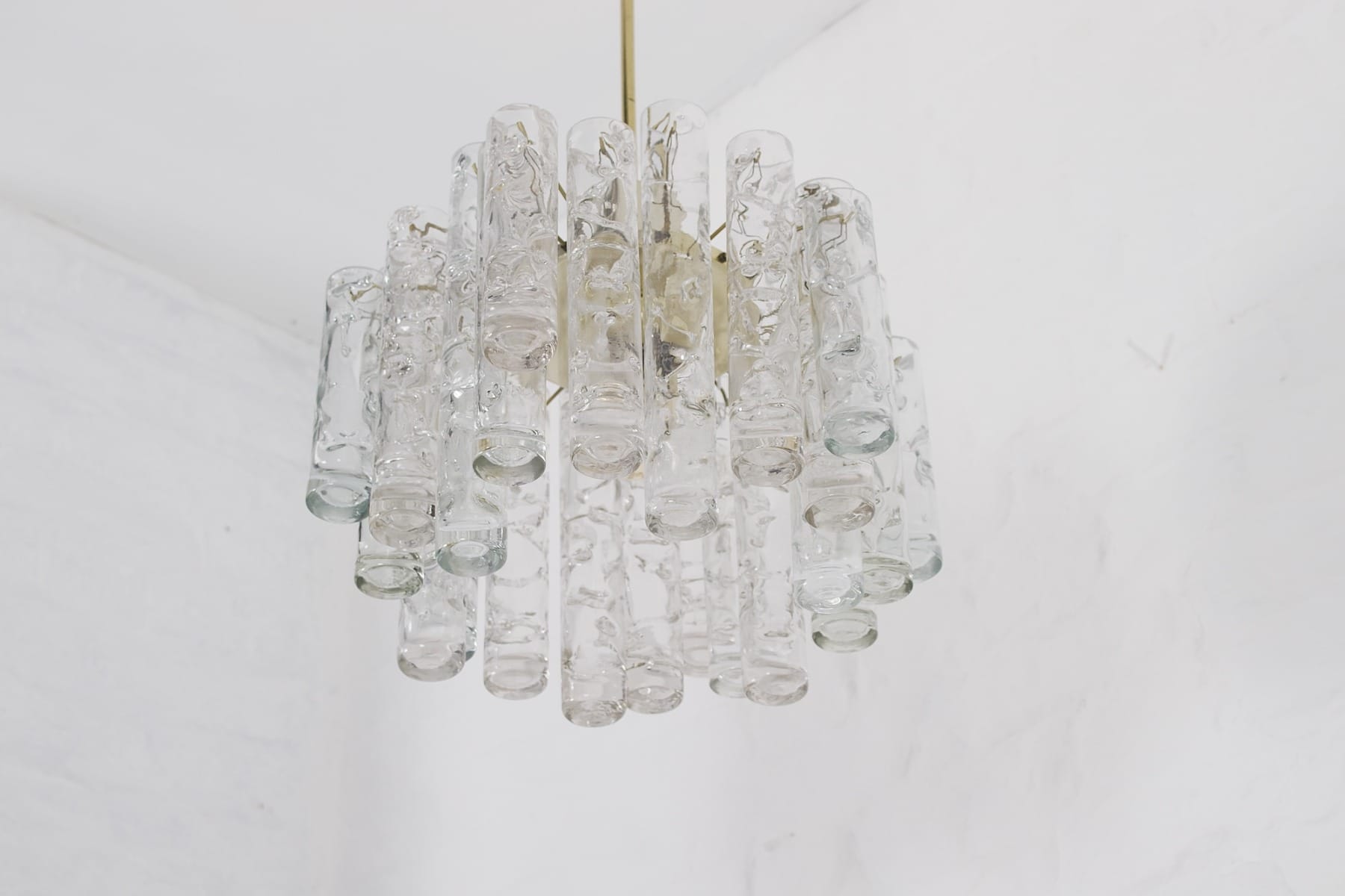 lustre années 60 ou 70 avec des tubes de verre texturé vu de dessous et éteint