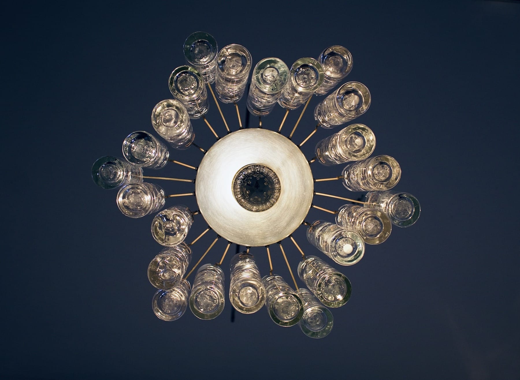 suspension à tubes de verre Doria Leuchten vue zénithale inversée, allumée